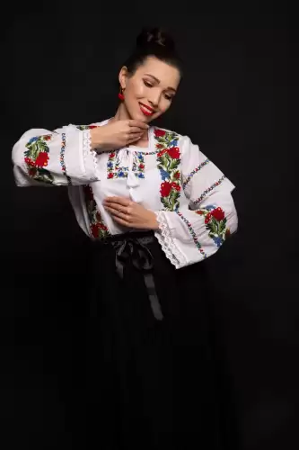 Ie bucovineana Ancuta cu flori multicolore brodate