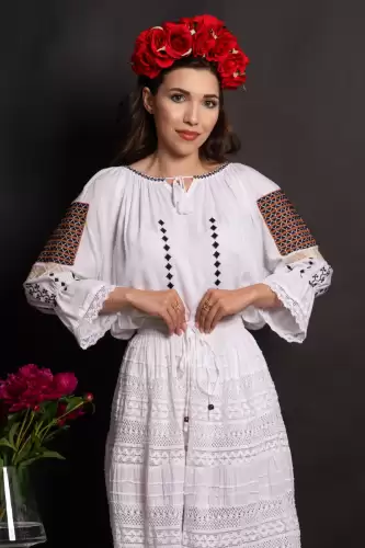 Ie dama alba din vascoza Dora cu simbolul rombului