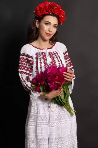 Ie dama alba Eliana cu motive traditionale brodate