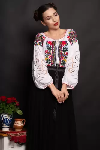 Ie dama alba Stefania cu broderie florala traditionala