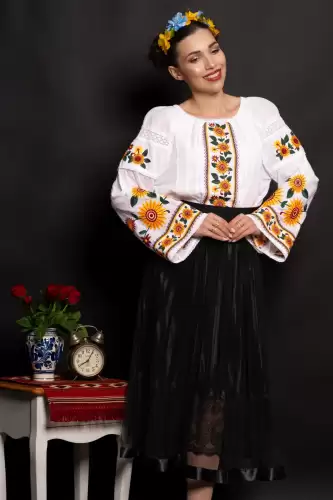 Ie dama brodata cu floarea soarelui si maneci evazate