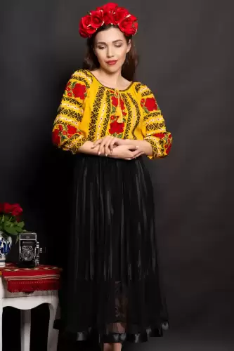 Ie dama galbena Marieta cu trandafiri brodati