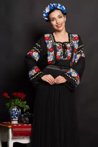 Ie dama neagra Luminita cu flori de mac brodate