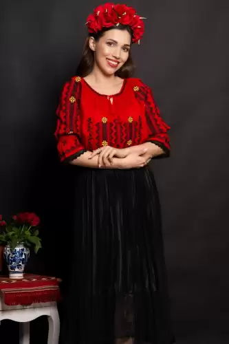 Ie dama rosie Oana cu broderie traditionala si simbolul crucii