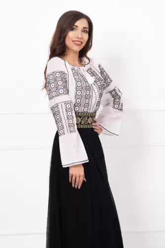 Ie dama traditionala alba din bumbac brodata cu motive inspirate din portul popular