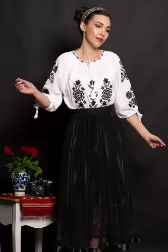 Ie dama traditionala din bumbac Lucretia cu flori negre brodate