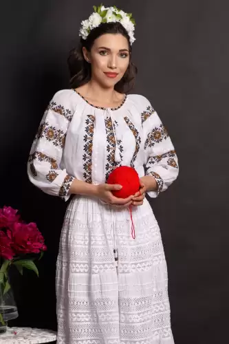 Ie dama traditionala Emiliana cu flori brodate