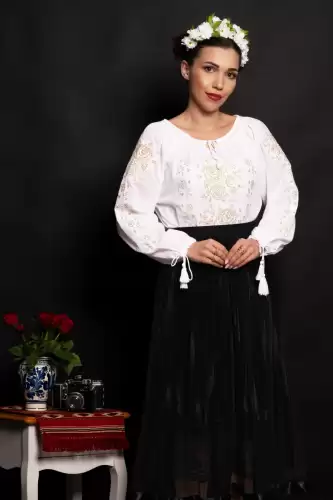 Ie dama traditionala Iunia cu broderie aurie