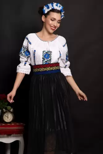 Ie dama traditionala Manuela cu trandafiri albastri brodati