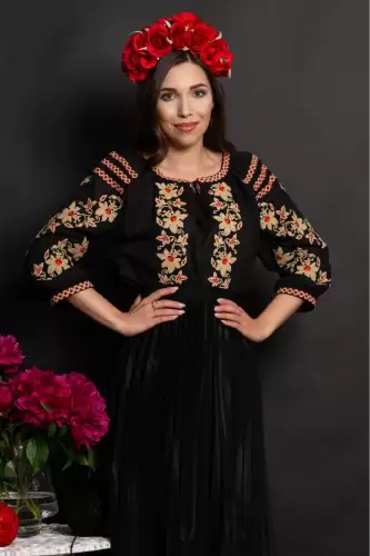 Ie dama traditionala neagra Roana din bumbac cu narcise brodate