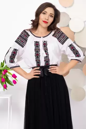 Ie traditionala alba Cecilia cu broderie cu motivul crucii si maneca trei sferturi