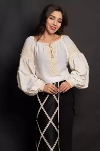 Ie traditionala alba cu benzi crem brodate si perle sidefate