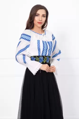 Ie traditionala alba din bumbac cu broderie albastra cu motive geometrice