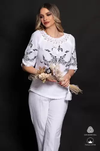 Ie traditionala alba din bumbac cu fluturi brodati si model floral negru