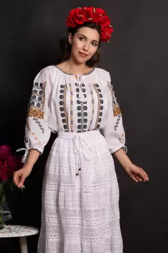 Ie traditionala alba Elvira din bumbac cu simbolul stelei