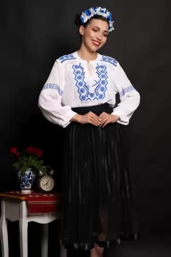 Ie traditionala alba Larisa brodata cu simbolul rombului