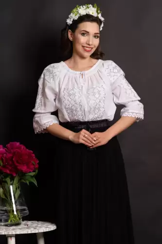 Ie traditionala alba Luisa cu motive argintii si paiete discrete