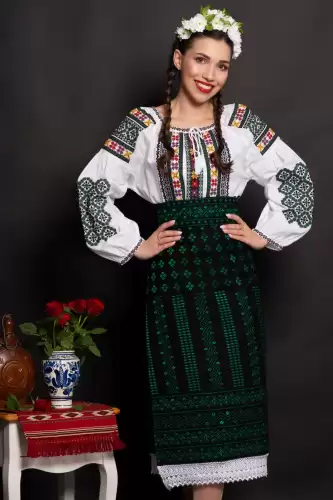 Ie traditionala alba Rebeca brodata cu simbolul stelei