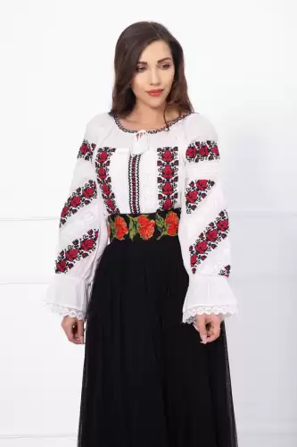 Ie traditionala brodata cu model foloral inspirat din portul national