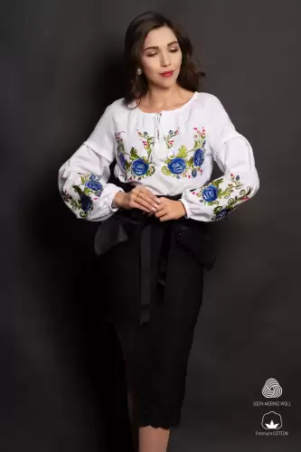 Ie traditionala din bumbac alb cu trandafiri albastri brodati pe maneci si bust
