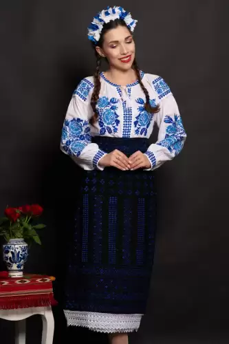 Ie traditionala din bumbac alb Melania cu trandafiri albastri brodati