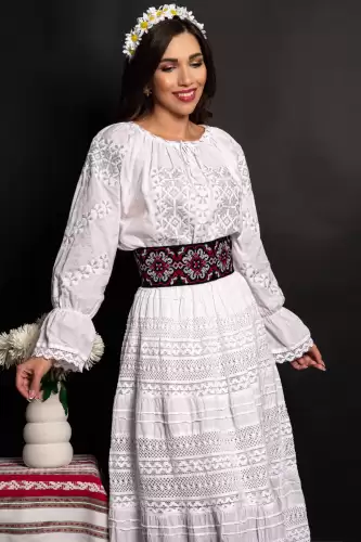 Ie traditionala din bumbac Steluta cu simbolul fulgului de nea cusut cu fir argintiu