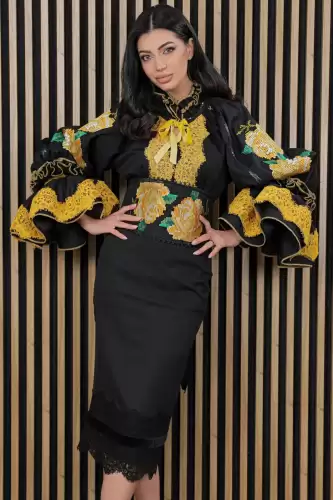 Ie traditionala Floare de Soare cu trandafiri galbeni brodati