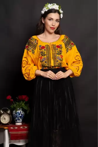 Ie traditionala galbena Stefania cu maneci perforate si broderie florala