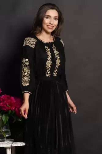 Ie traditionala neagra din vascoza Lena cu flori brodate