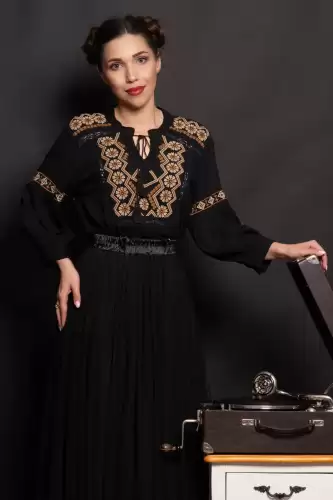 Ie traditionala neagra Larisa brodata cu simbolul rombului