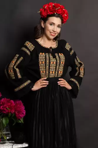 Ie traditionala neagra Lioara cu maneca clopot si broderie florala