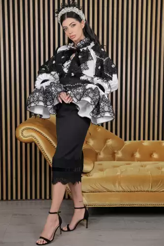 Ie traditionala Regina Noptii cu flori decorate cu margele si dantela chantilly