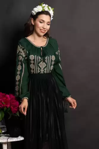 Ie traditionala verde Lenora cu romburi aurii brodate