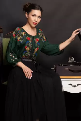 Ie traditionala verde Stefania cu maneci perforate si broderie florala