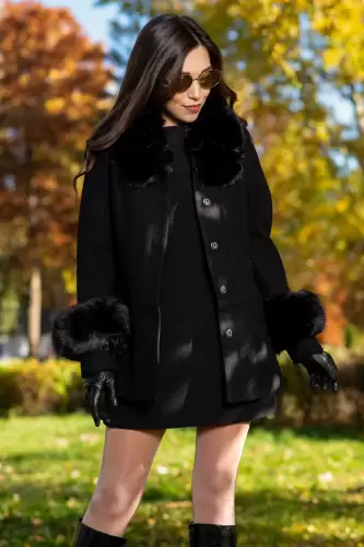 Palton scurt negru din stofa cu guler si mansete din blana