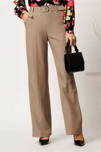 Pantaloni bej din stofa cu croi drept si curea in talie