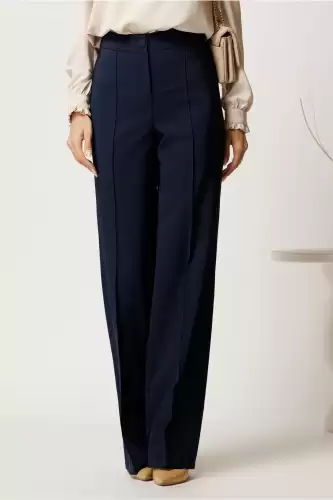 Pantaloni bleumarin din stofa evazati cu dunga