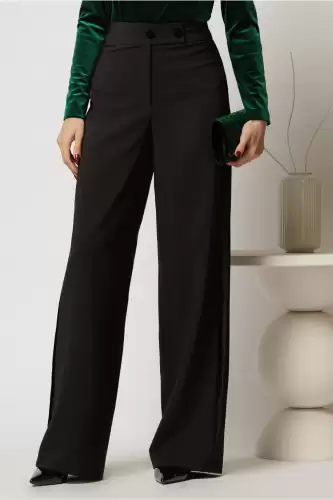 Pantaloni dama negri evazati cu vipusca din catifea