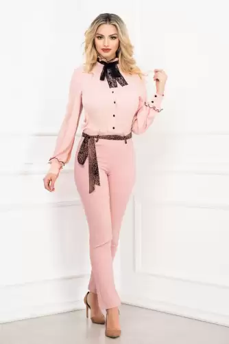 Pantaloni MBG office conici roz prafuit cu funda stilizata din panglica cu animal print