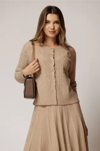 Pulover bej din tricot cu inchidere cu nasturi