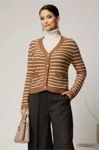 Pulover maro cu dungi albe si inchidere cu nasturi