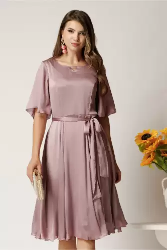 Rochie Celine midi roz pudra din voal satinat in clos cu cordon in talie