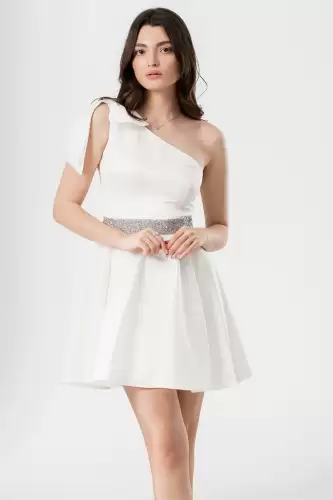 Rochie de ocazie scurta in clos alba cu funda pe umar