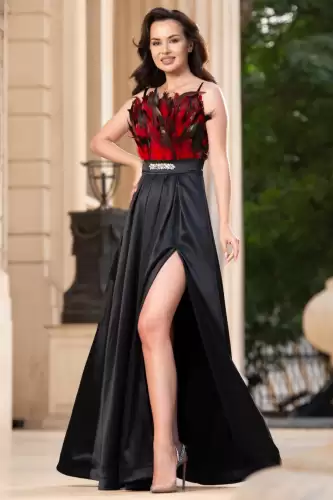 Rochie de seara din tafta Giuliana cu bust decorat cu pene rosii