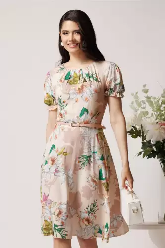 Rochie din viscoza bej cu imprimeuri verzi si curea in talie