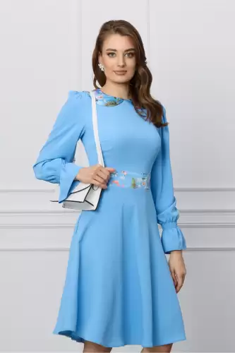 Rochie Dy Fashion bleu cu guler si banda in talie din satin cu imprimeu