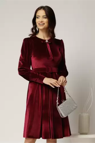 Rochie DY Fashion din catifea bordo cu funda si brosa la guler