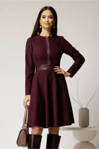 Rochie DY Fashion din stofa velur magenta cu fermoar metalic decorativ si insertii din piele