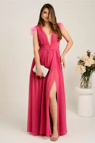 Rochie DY Fashion lunga fucsia din voal in clos cu pene la umeri