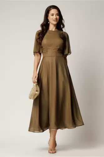 Rochie DY Fashion lunga kaki din voal cu fir lurex in clos cu accesoriu la bust